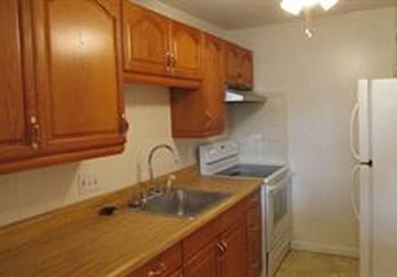 2nd image of 500 Governors Dr APT 37