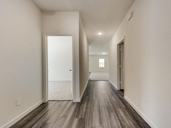 3rd image of 789 Yorkshire Dr