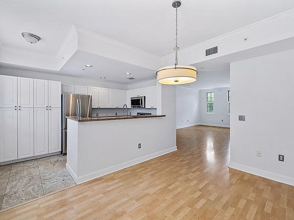 4th image of 634 Fern St