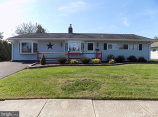 43 Grove Ln, Levittown, PA 19055