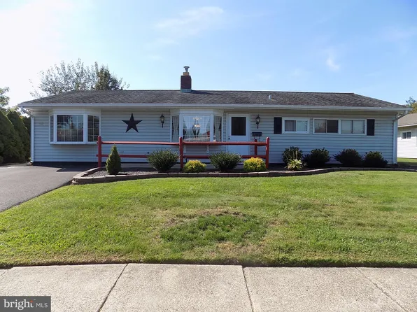 43 Grove Ln, Levittown, PA 19055