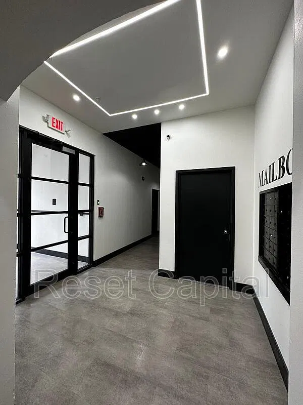 3 bed, 1.0 bath, 1000 sqft, $2,400 — Photo 2