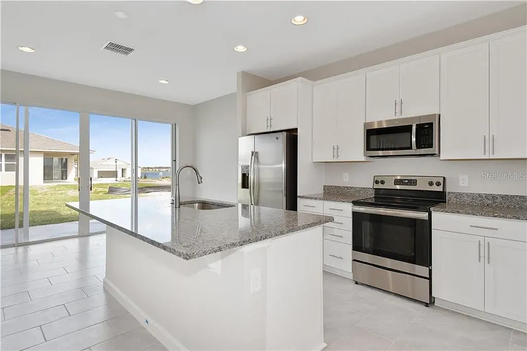 3 bed, 2.5 bath, 1855 sqft, $2,300 — Photo 2