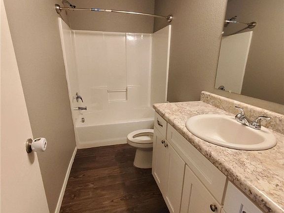 5th image of 226 & 228 E Anabranch Ct