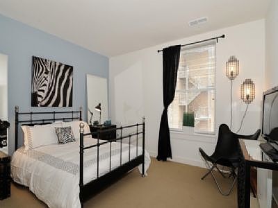 4th image of 1807 W Argyle St APT 501