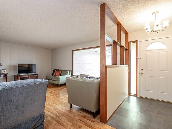 4th image of 543 Holly St