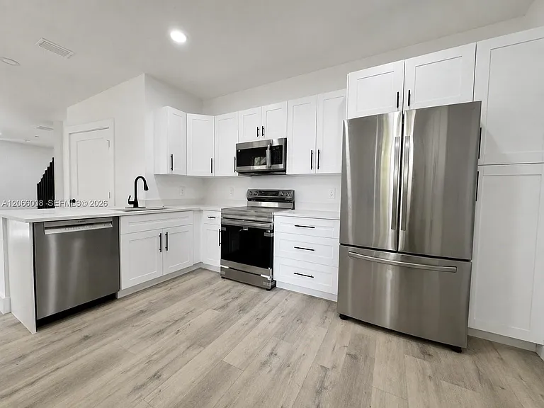 2050 Madeira Dr — Photo 2