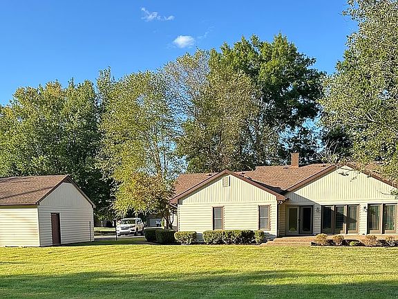 2nd image of 2818 Country Club Dr