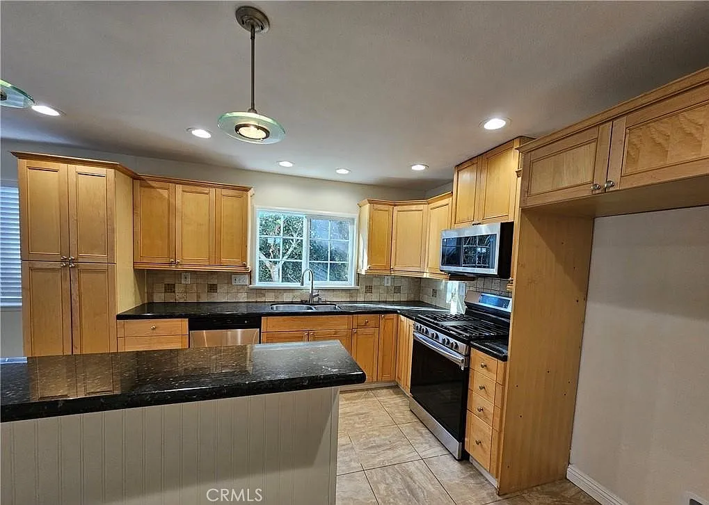 3 bed, 1869 sqft, $4,400 — Photo 3