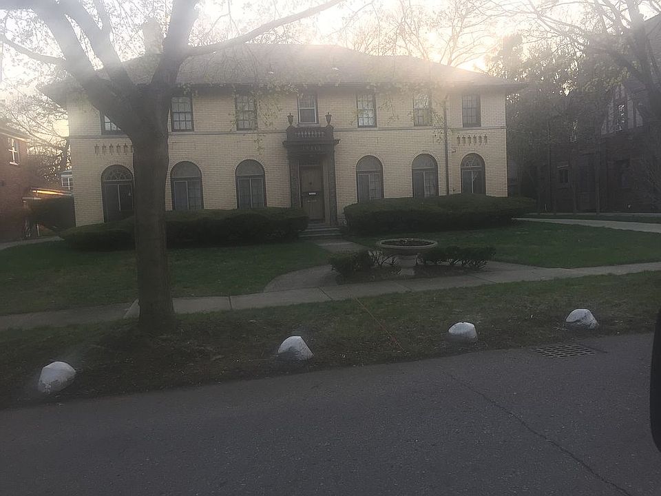 19315  Strathcona  Detroit