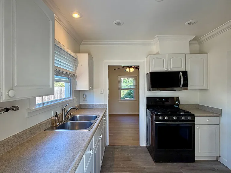 1190 Pine Ave — Photo 13