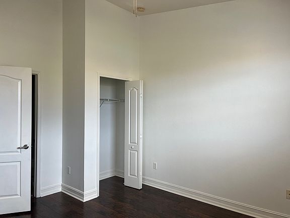3rd image of 710 SW 47th St #202