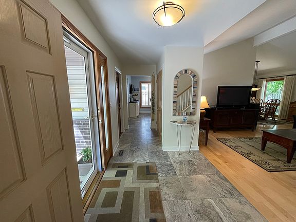 5th image of 814 E Hackberry Dr