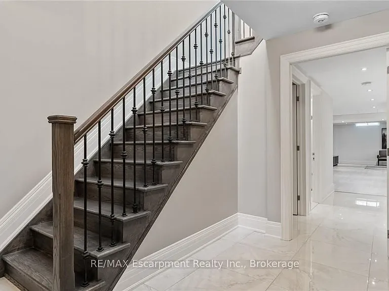 81 Brock St — Photo 4