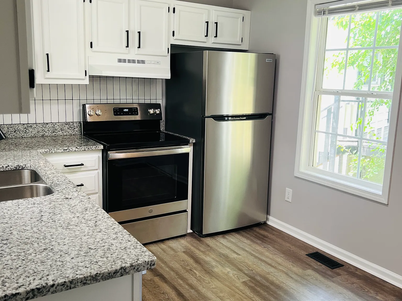2 bed, 1.5 bath, 864 sqft, $1,395 — Photo 2