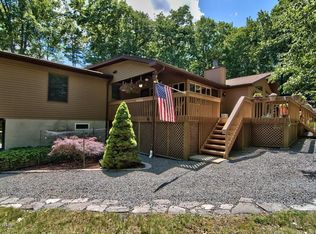 34 Berry Ln, Lakeville, PA 18438