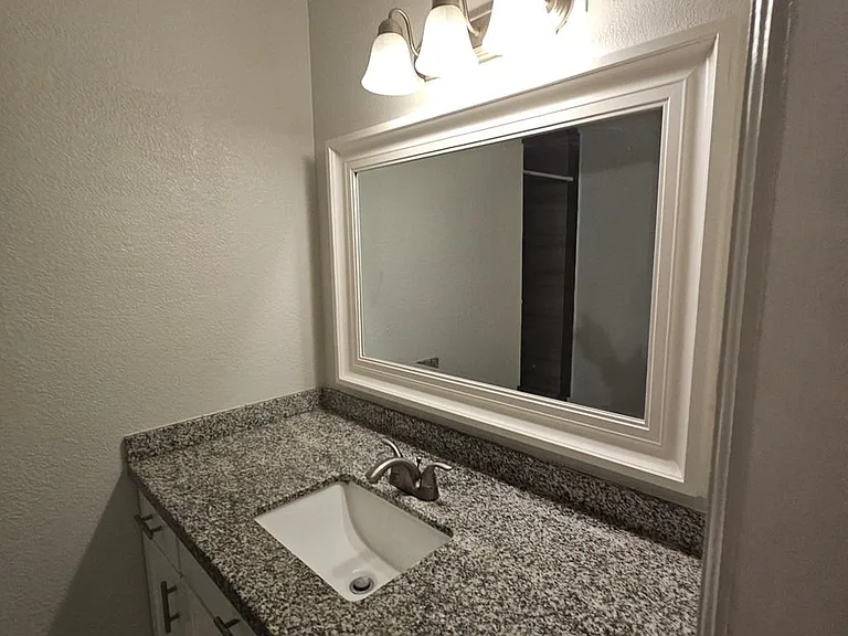 14 Laura Ln — Photo 7