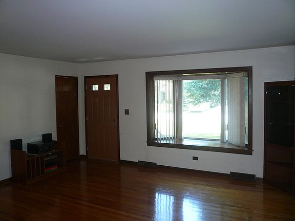 5th image of 508 Deerpath Dr