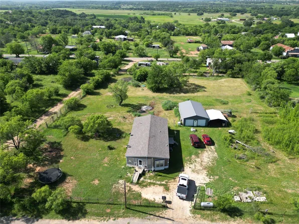 181 Mountain St, Burkett, TX 76828