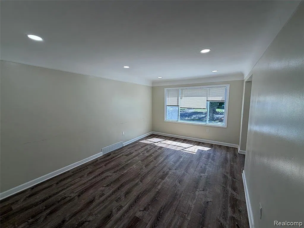 3 bed, 1065 sqft, $1,450 — Photo 2
