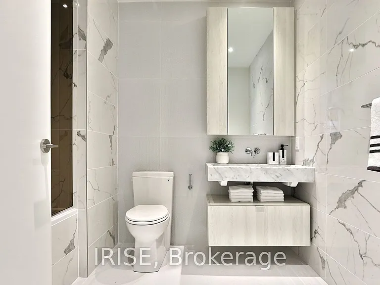 11 Yorkville Ave #5702 — Photo 8