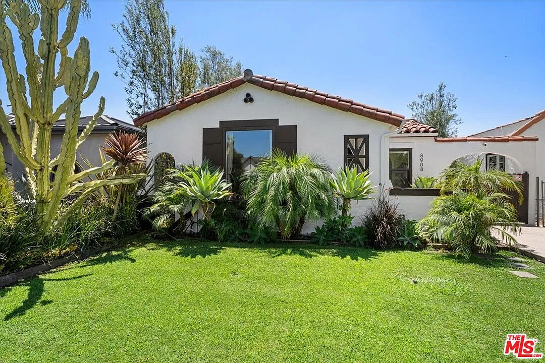 2 bed, 1.0 bath, 1142 sqft, $5,500 — Photo 3
