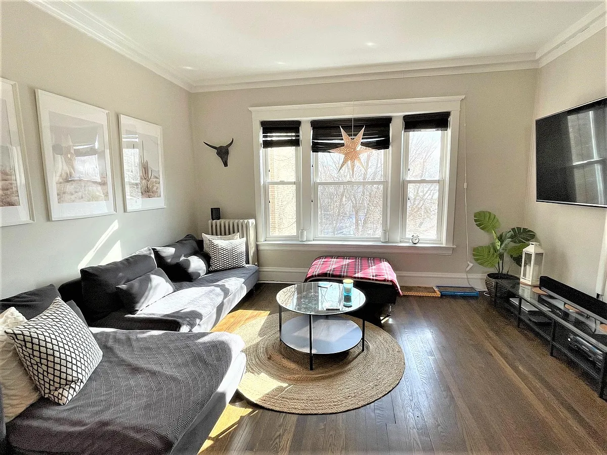 Building Photo - 1435 W Carmen Ave #3R