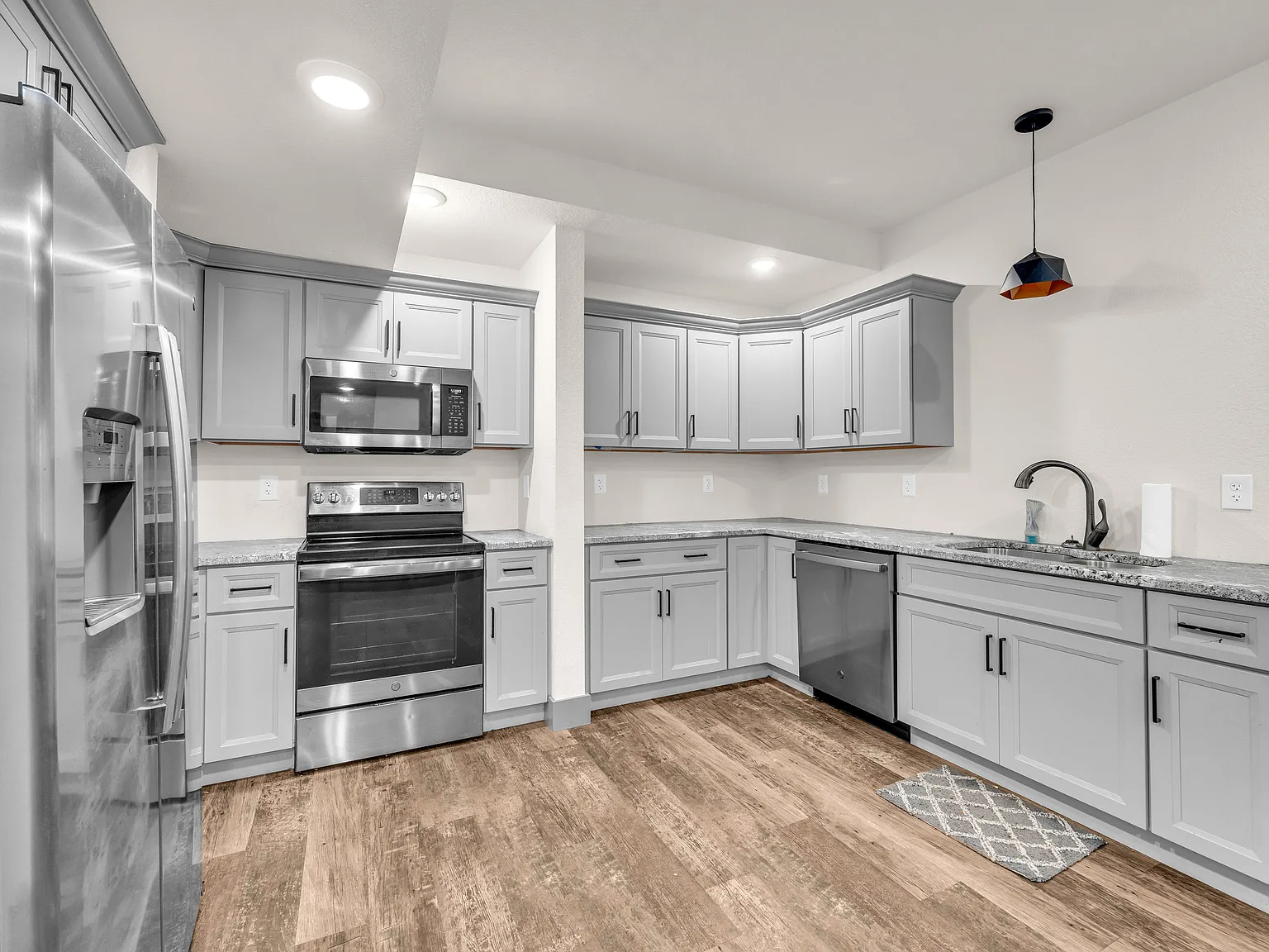3 bed, 2.5 bath, 1800 sqft, $750 — Photo 3