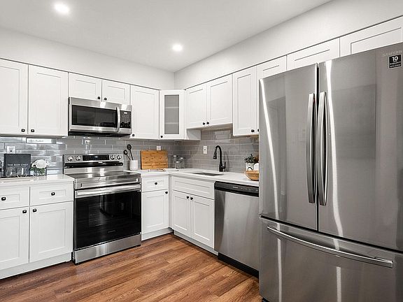 5th image of 324 Essex St