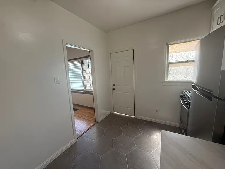 1844 E 5th St — Photo 18