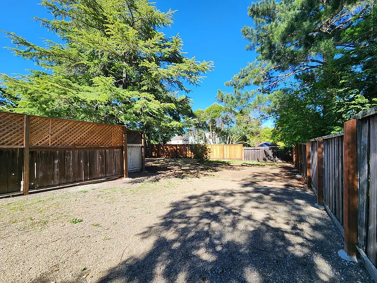 Charming 2 Bedroom, 2 Bathroom Home in Redwood City — Photo 35