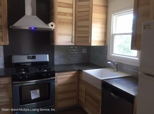 1040 W Fingerboard Rd, Staten Island, NY 10304