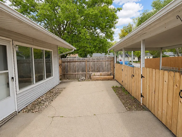 1407 S Mattis Ave — Photo 10