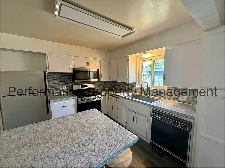 5424 Le Conte Ave — Photo 5