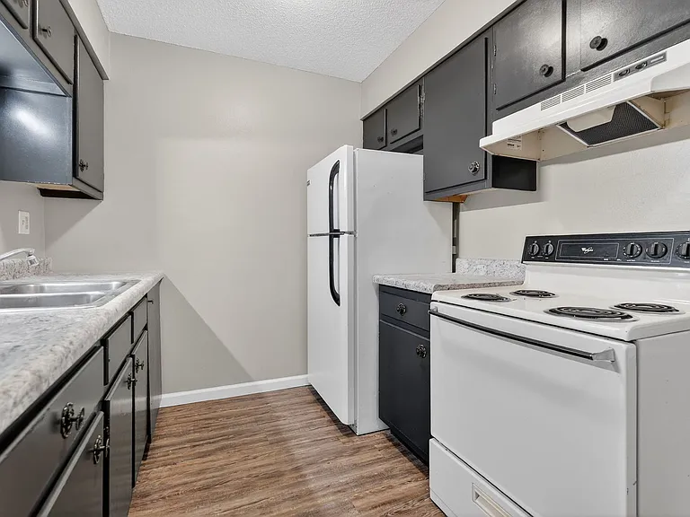 Stratford Arms Apartments — Photo 18