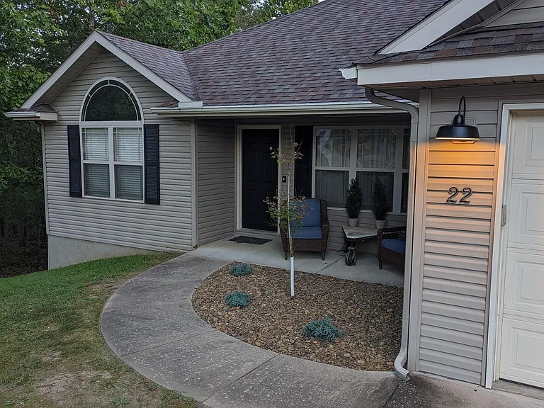 22 Lyndhurst Dr — Photo 1