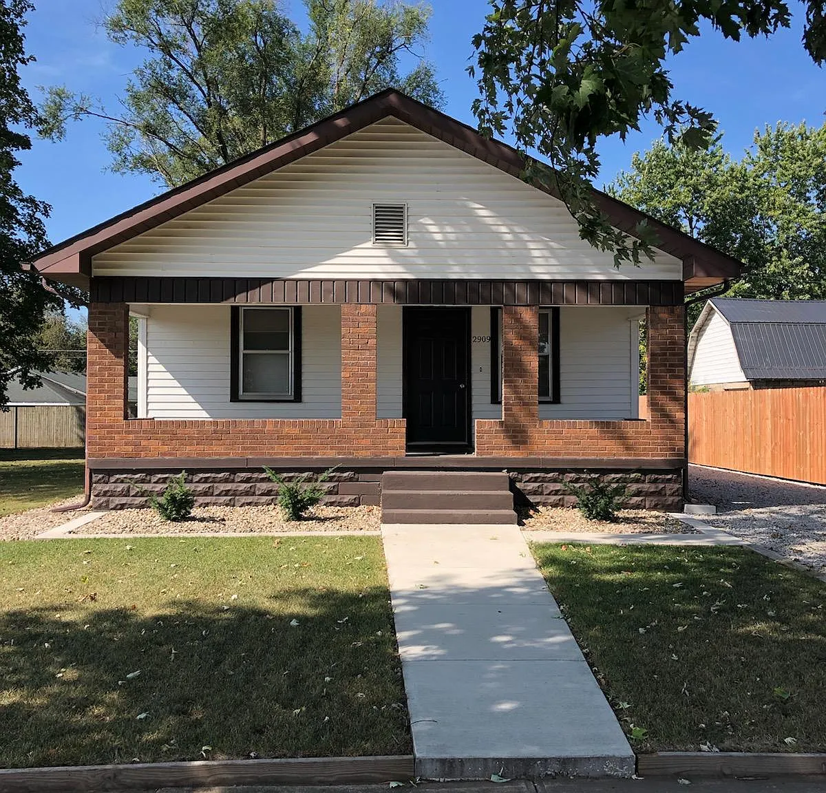 3 bed, 968 sqft, $1,200 — Photo 1
