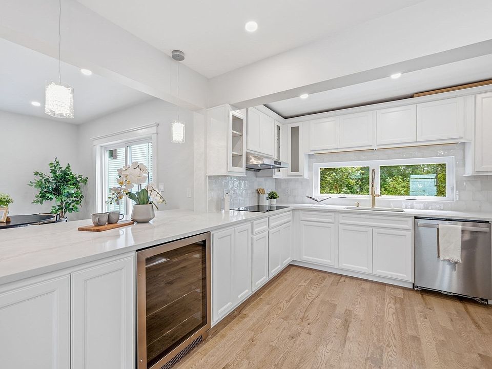 1st image of 2 Summer Street Pl