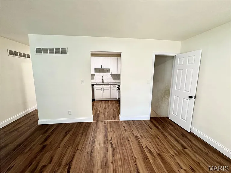 27 Nottingham Ln — Photo 5
