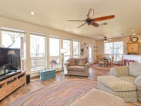 4th image of 303 W Greenbriar Dr