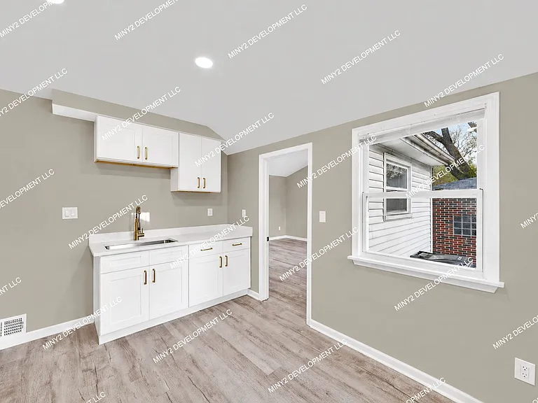 21422 Pembroke Ave — Photo 11