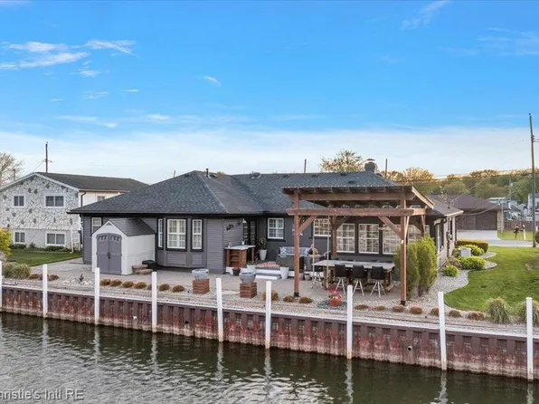 37912 Pointe Rosa St, Harrison Township, MI 48045