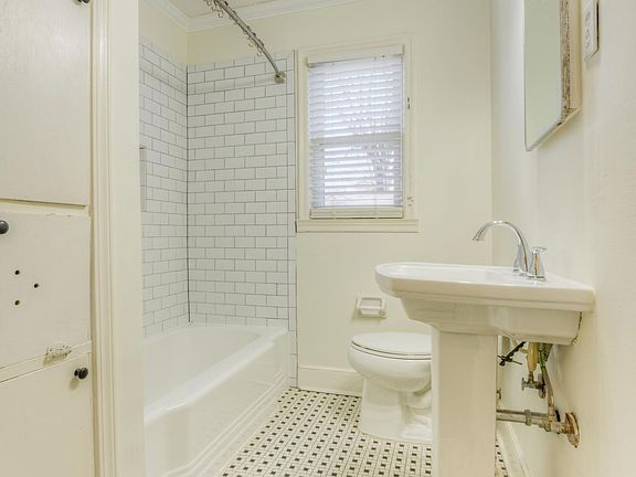 5th image of 272 Aurora Cir