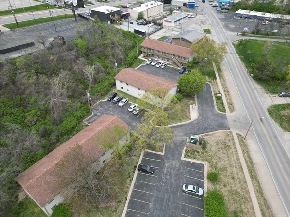 3930-3950 N Cherry Ln, Kansas City, MO 64116