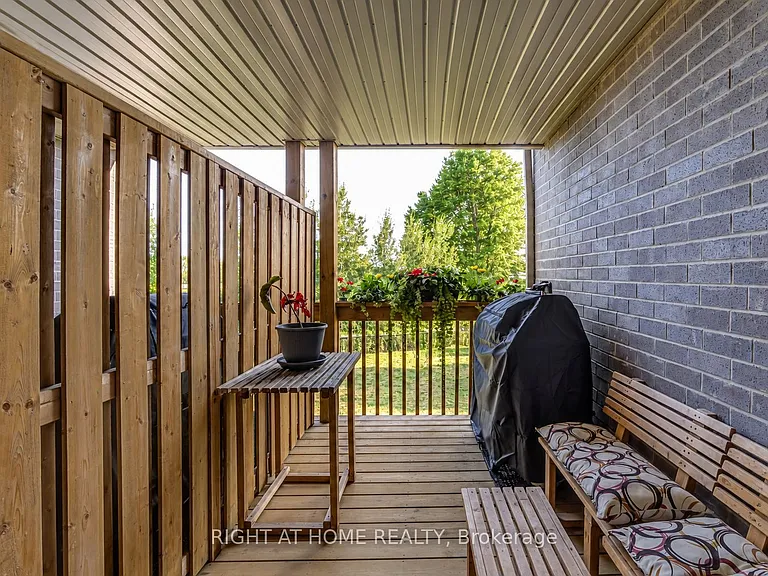 70 Westlake Cres — Photo 11