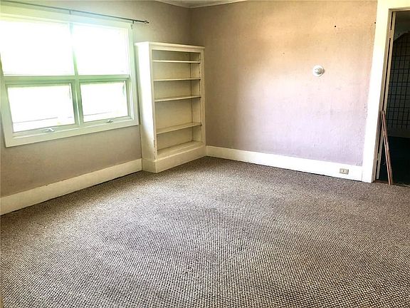 4th image of 44 Burgess St