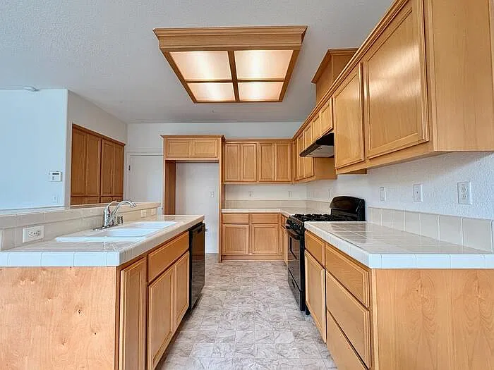 3 bed, 2.5 bath, 1600 sqft, $2,495 — Photo 4
