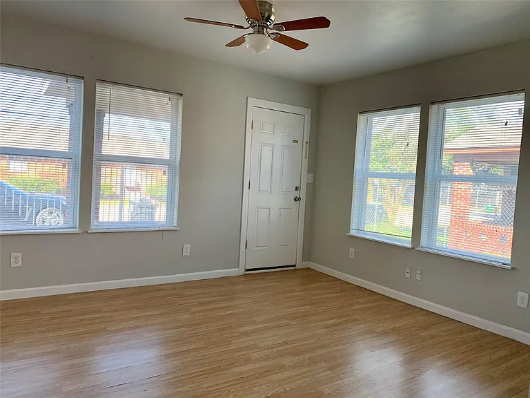 5026 Jefferson St — Photo 8