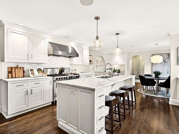 3rd image of 3897 Powers Ferry Rd NW