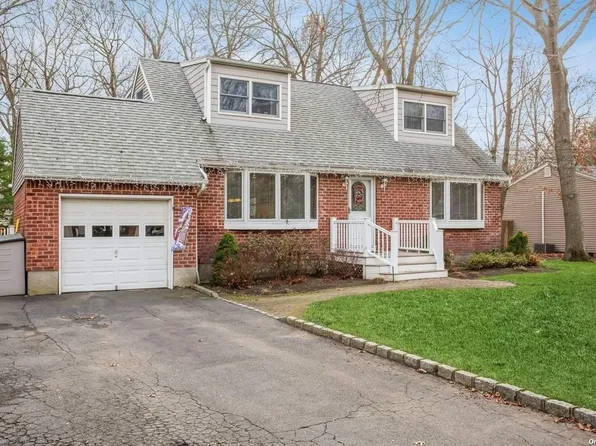 52 Robinson Street, Shoreham, NY 11786